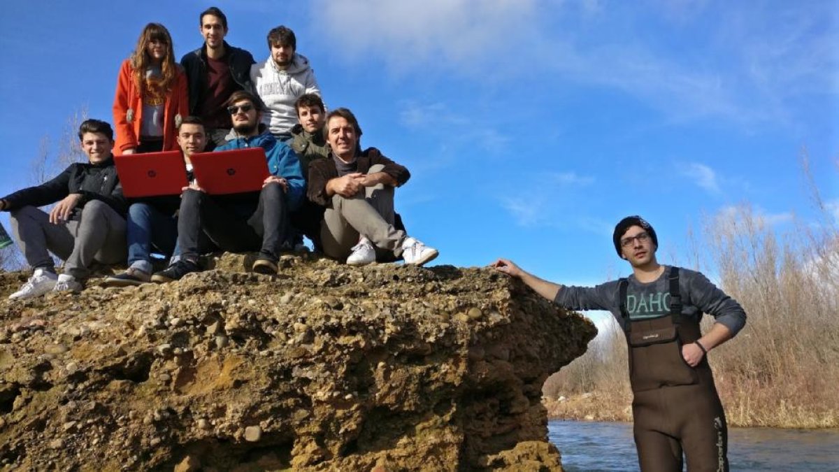 Equipo de la empresa leonesa Aquadata durante una prueba en el río.-El MUNDO