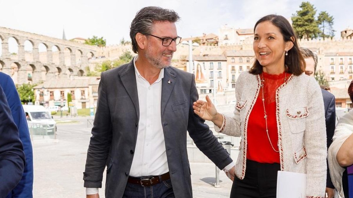 El candidato a las Cortes de Castilla y León, José Luis Vázquez; acompaña a la ministra de Industria, Comercio y Turismo, Reyes Maroto-ICAL