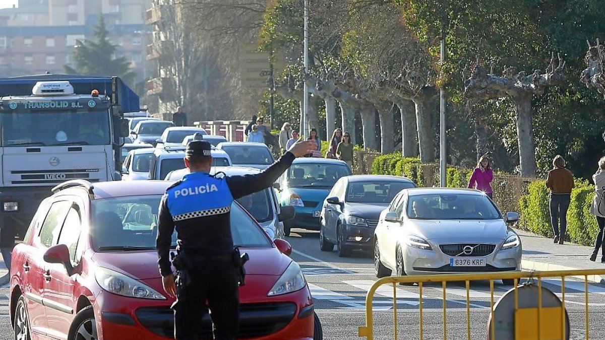 Un policía dirige el tráfico durante un corte anterior.-J.M. LOSTAU