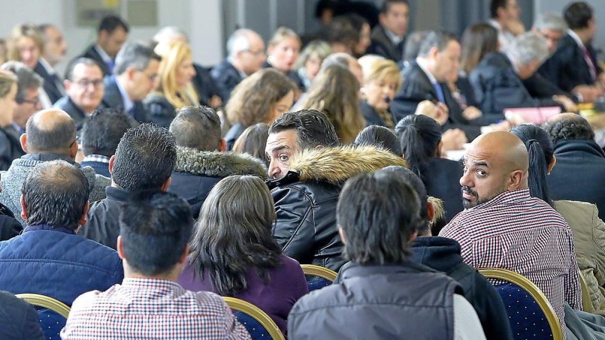 Parte de los 60 acusados, ayer, en el inicio del juicio por las multiestafas a la Segiuridad Social, al servicio de empleo y a negocios comerciales.-J.M. LOSTAU