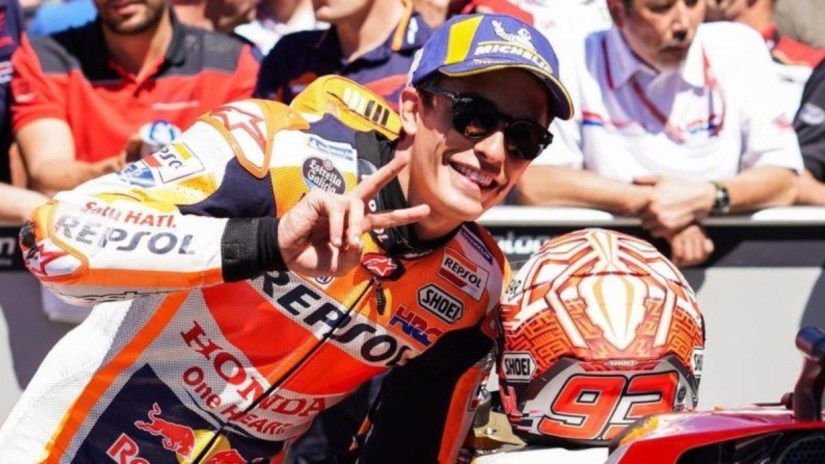El catalán Marc Márquez (Honda) celebra su primera pole de MotoGP conseguida en Assen (Holanda), el único circuito, junto a Motegi (Japón), en el que aún no la había logrado.-ALEJANDRO CERESUELA