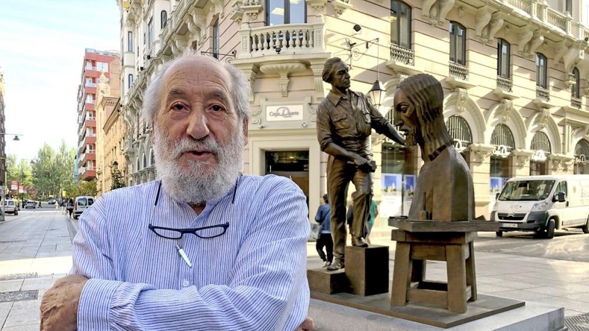 Luis Alonso junto a la escultura homenaje a Victorio  Macho, una de sus últimas obras, enclavada en la Calle Mayor de Palencia.-