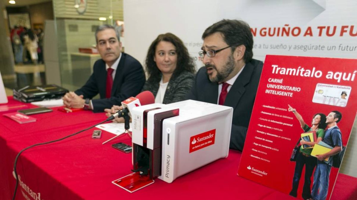 Los vicerrectores de Infraestructuras y Estudiantes de la Universidad de Valladolid, Luis Manuel Navas (d) y Cristina Pérez (c), y el director de Tarjeta Inteligente y Desarrollo Comercial en España de Santander Universidades, Amador Fraile (i), presentan-Ical