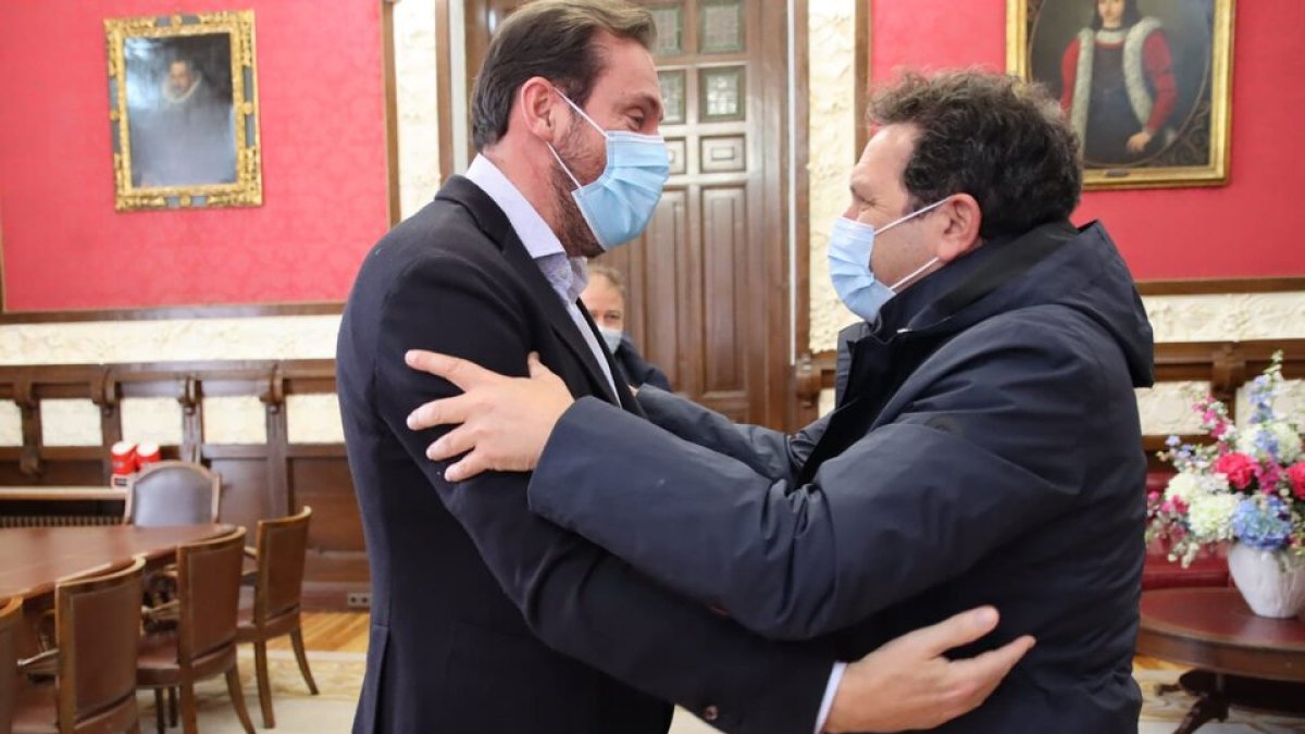 Óscar Puente recibe a Eusebio Sacristán. / E.M.
