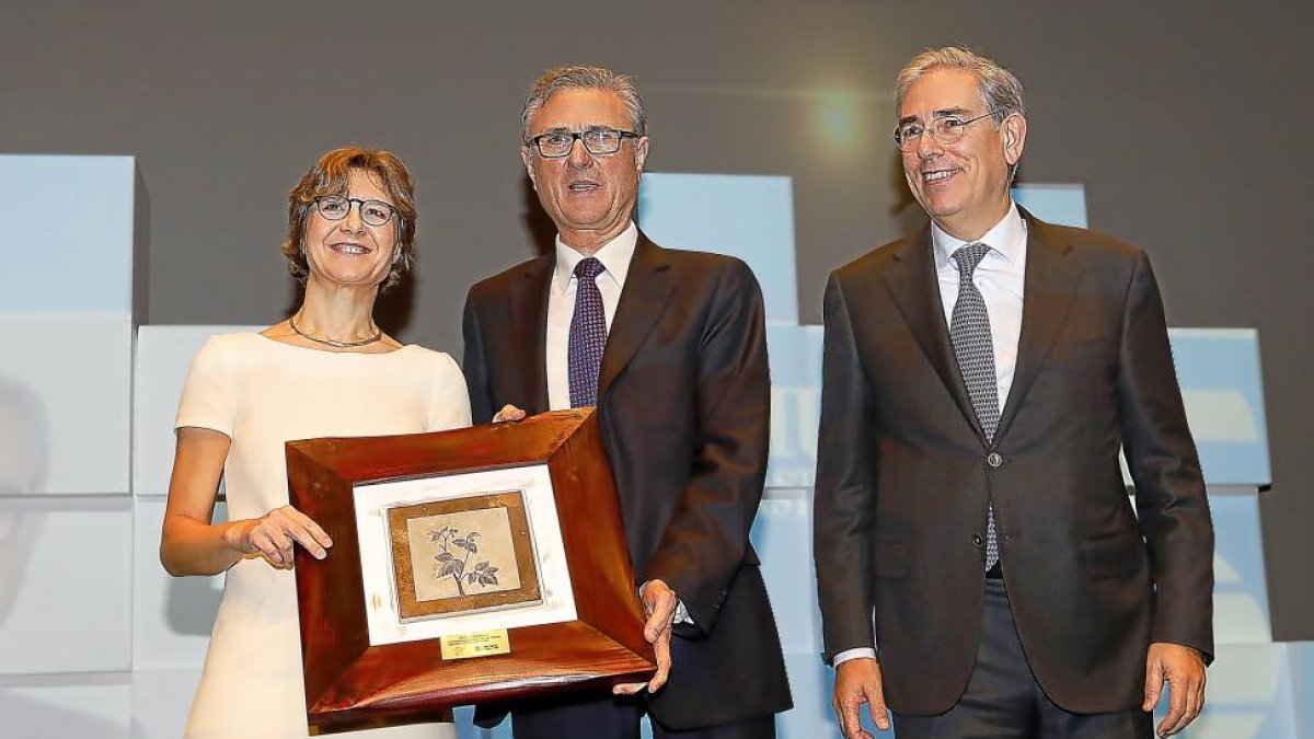 La ministra Isabel García Tejerina y Antonio Fernández Galiano (d) entregan el premio a Félix Moracho, de Huercasa.-
