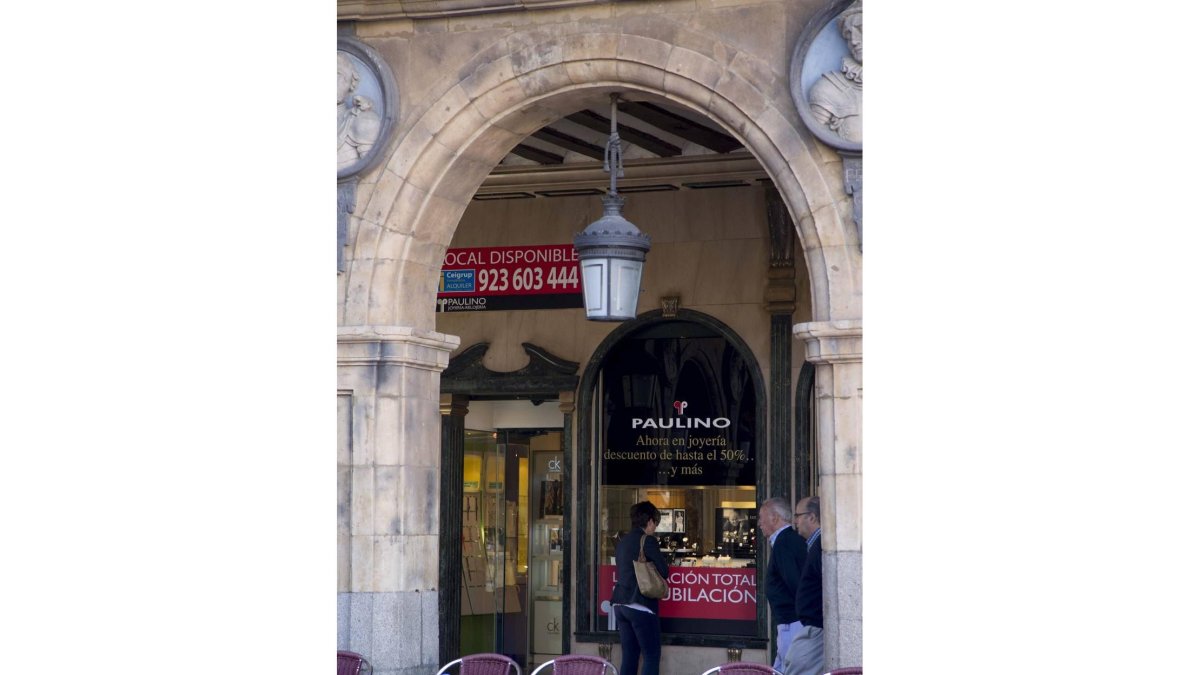 Joyería Paulino, en la Plaza Mayor de Salamanca, actualmente local disponible-Ical