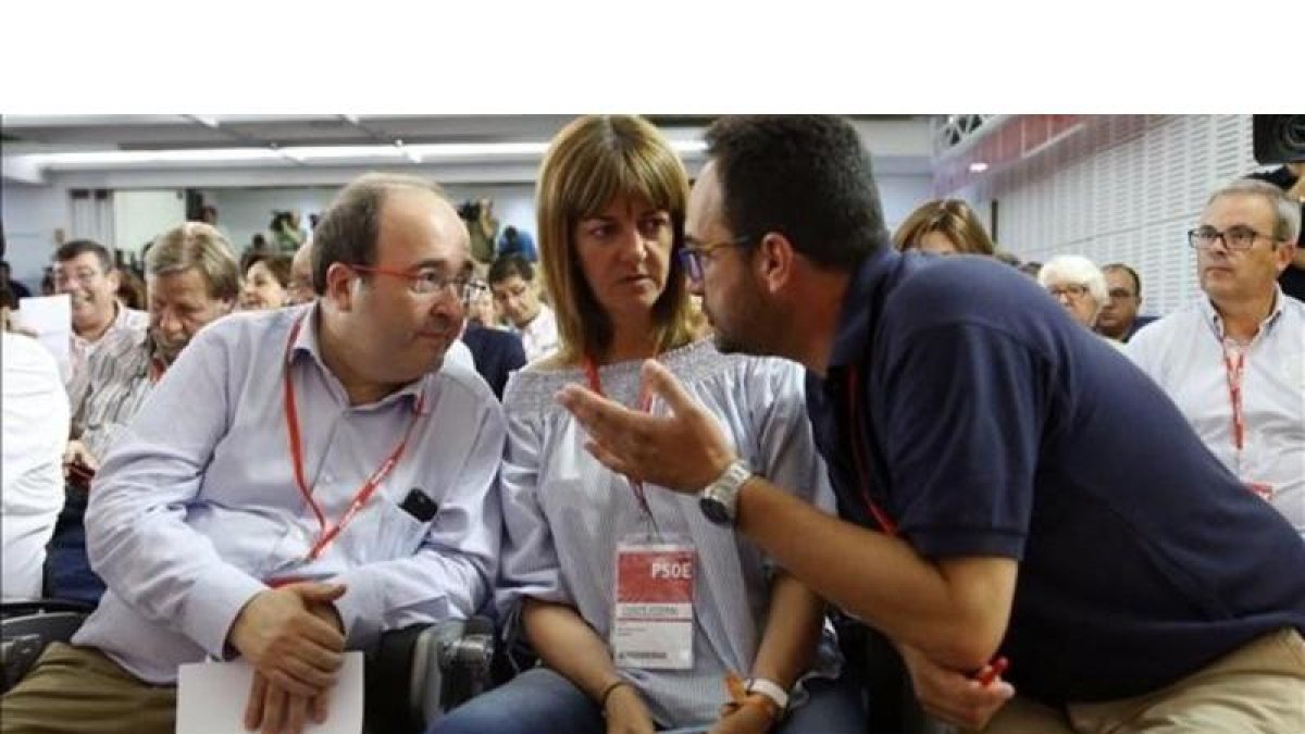 Miquel Iceta, Idoia Mendia y Antonio Hernando, en el comité federal del PSOE.-