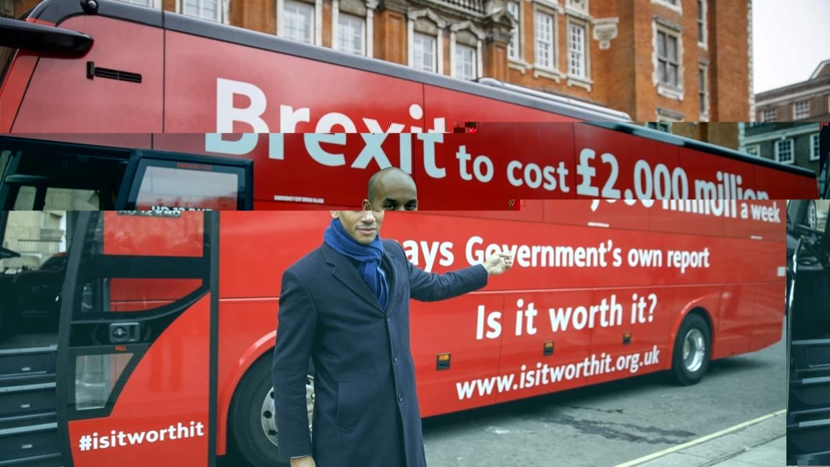 Chuka Umunna, diputado laborista, junto al autobús fletado por la nueva campaña contra el brexit, en Londres, el 21 de febrero.-/ AFP / TOLGA AKMEN