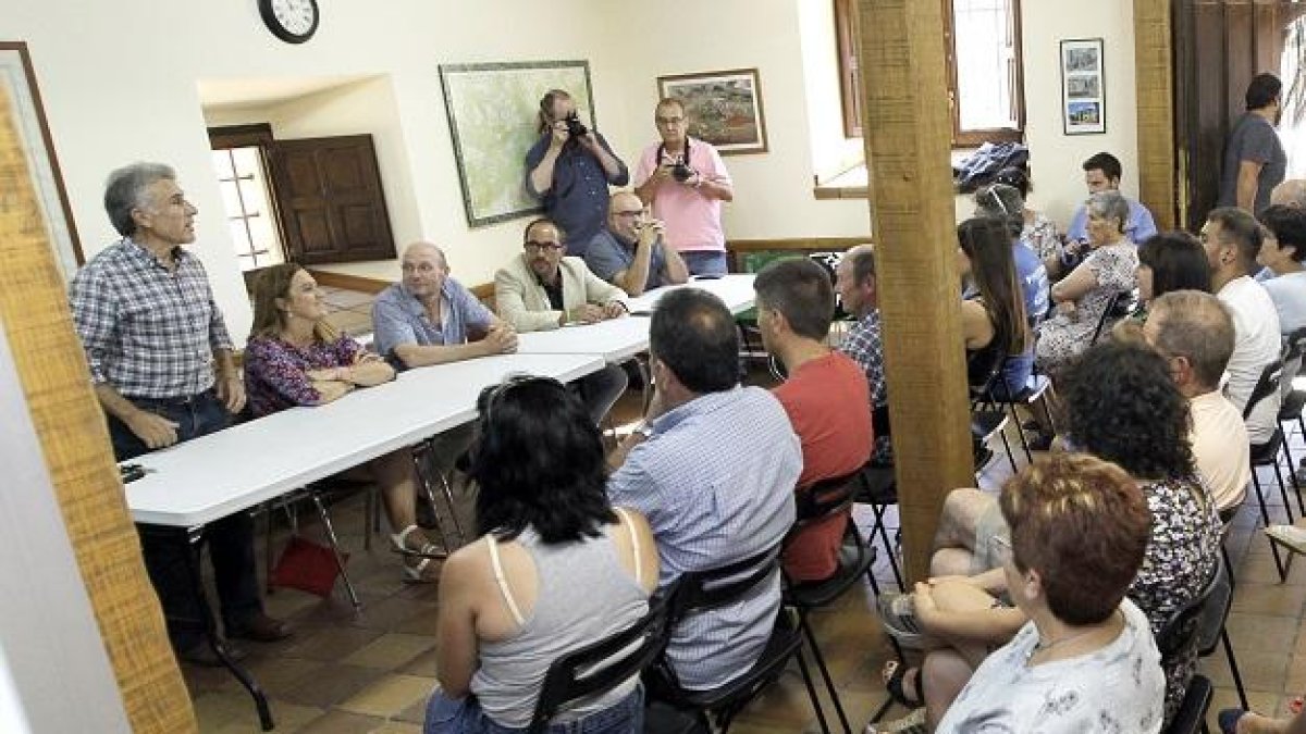 El salón del albergue municipal se llenó para recibir a Barcones, Rey y Latorre.-LUIS ÁNGEL TEJEDOR