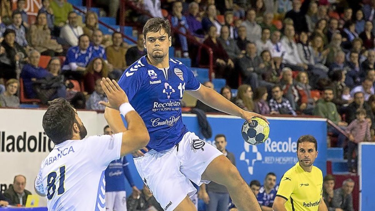 El zurdo Rubén Río arma el brazo antres de lanzar ante la defensa del jugador del BMCangas Pablo Castro.-PABLO REQUEJO