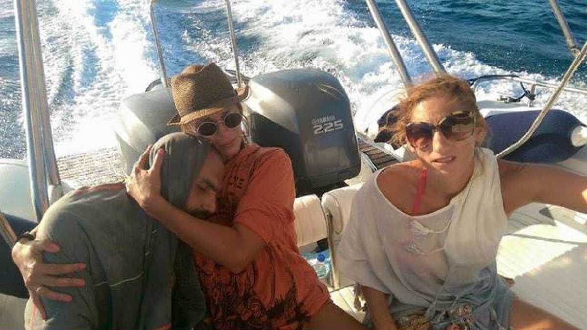 La mujer griega publica en Facebook la imagen en la que se la ve abrazando al náufrago sirio que rescató.-Foto:   FB / SANDRA TSILIGERIDU