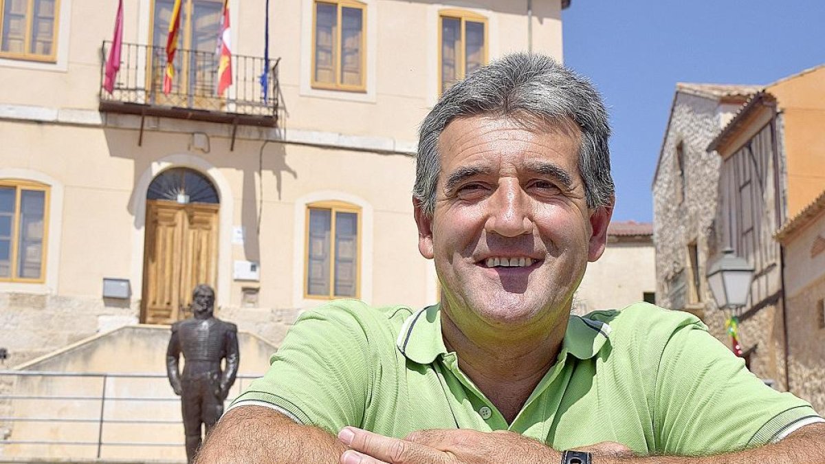 Jesús Yuste en la localidad de Castrillo de Duero delante de la estatua de Juan Martín El Empecinado.-ARGICOMUNICACIÓN