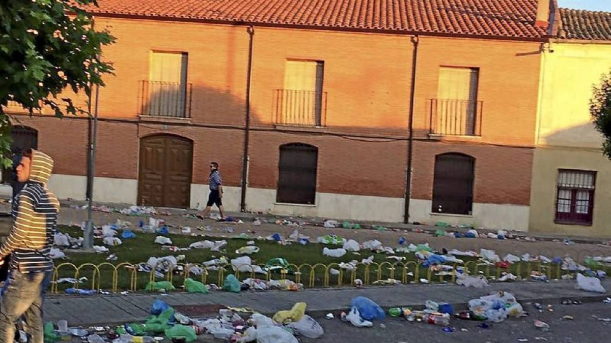 Matapozuelos amaneció cubierto de bolsas, vasos, botellas y bricks.-E.M.