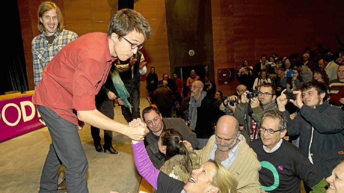 Los simpatizantes saludan y fotografían a Íñigo Errejón, responsable de la Secretaría Política de Podemos, junto al leonés Pablo Fernández-J.M.Lostau