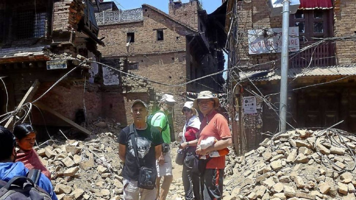 Imagen tomada por Juan Manuel Sanz de algunos de los integrantes del grupo de senderistas castellanos y leoneses contemplando la destrucción del terremoto en la ciudad de Bhaktapur-