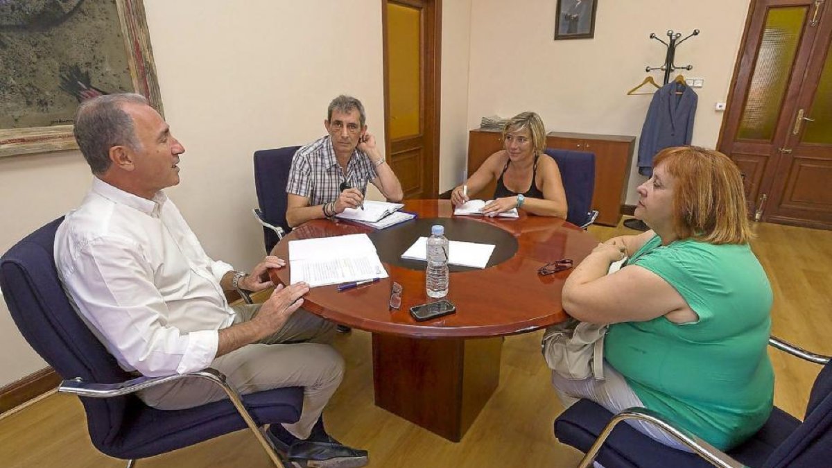 El concejal de Hacienda, Antonio Gato (I), con Parados en Movimiento, en una imagen de archivo.-Pablo Requejo