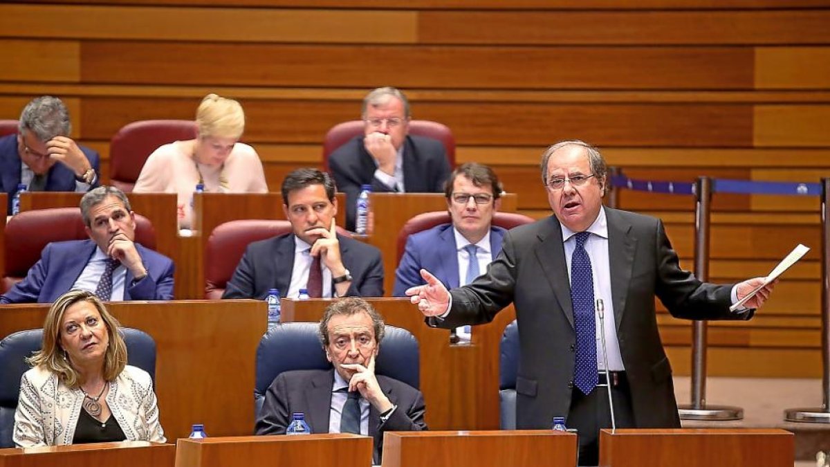 Juan Vicente Herrera durante el turno de preguntas ayer en las Cortes.-ICAL