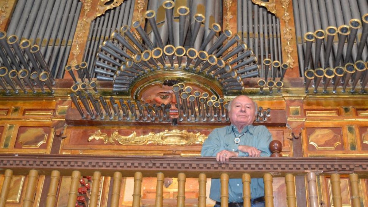 El músico y organista de origen francés, Francis Chapelet, junto al órgano de la Fundación que lleva su nombre, con sede en la localidad palentina de Abarca de Campos.-ARGI