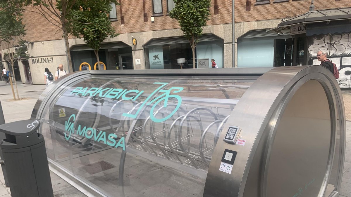 Aparcabicis cubierto en la calle María de Molina. - EUROPA PRESS