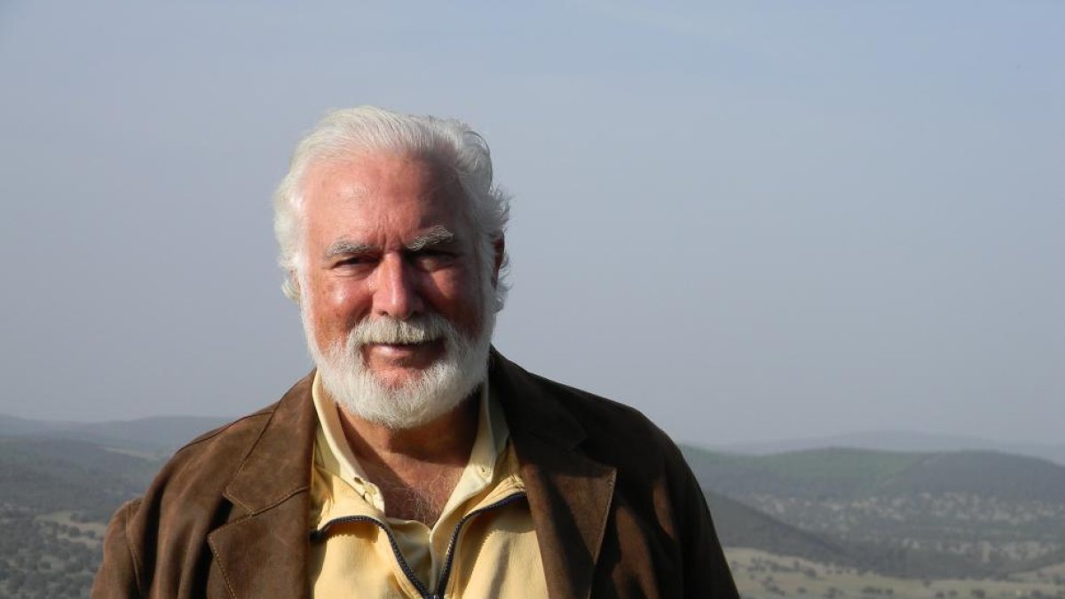 Eduardo Garrigues, diplomático y escritor, posa rodeado de naturaleza.-EL MUNDO