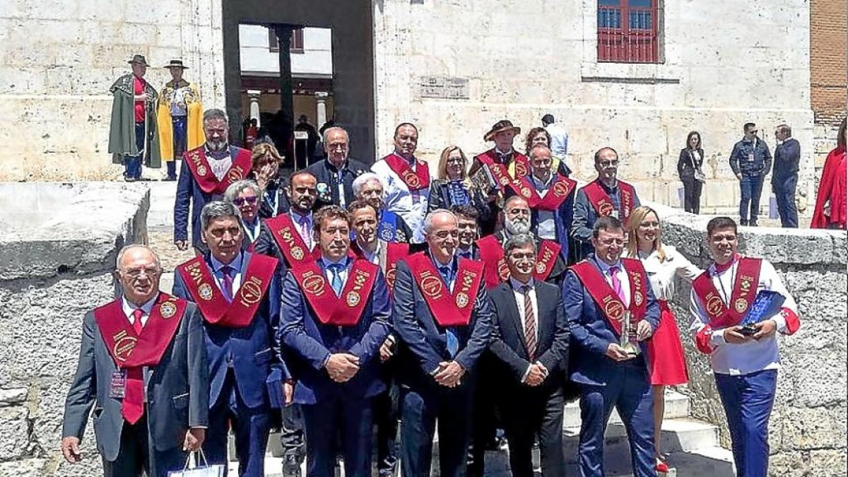 Los premiados en el XIII Encuentro de Cofradías Vínicas y Gastronómicas ante las Casas del Tratado.-EL MUNDO