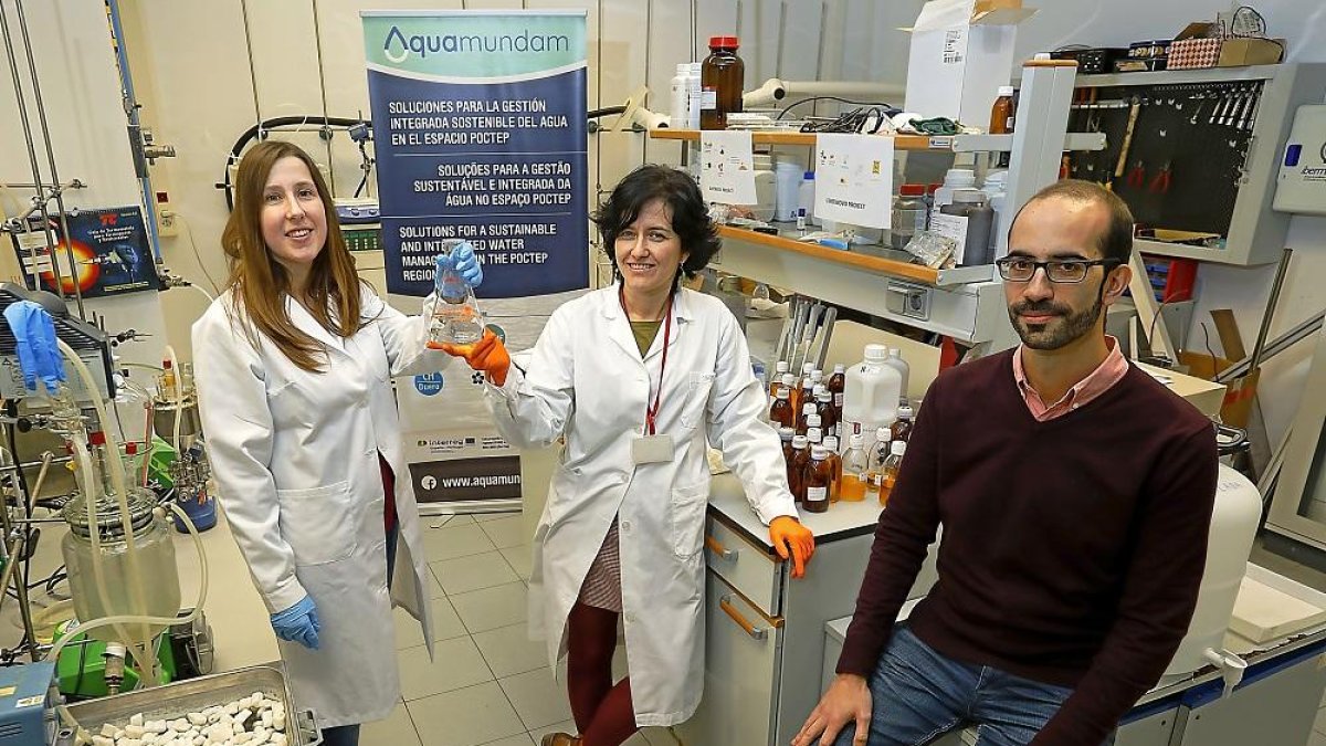 Miembros del equipo de investigación en las instalaciones del centro tecnológico.-J. M. LOSTAU