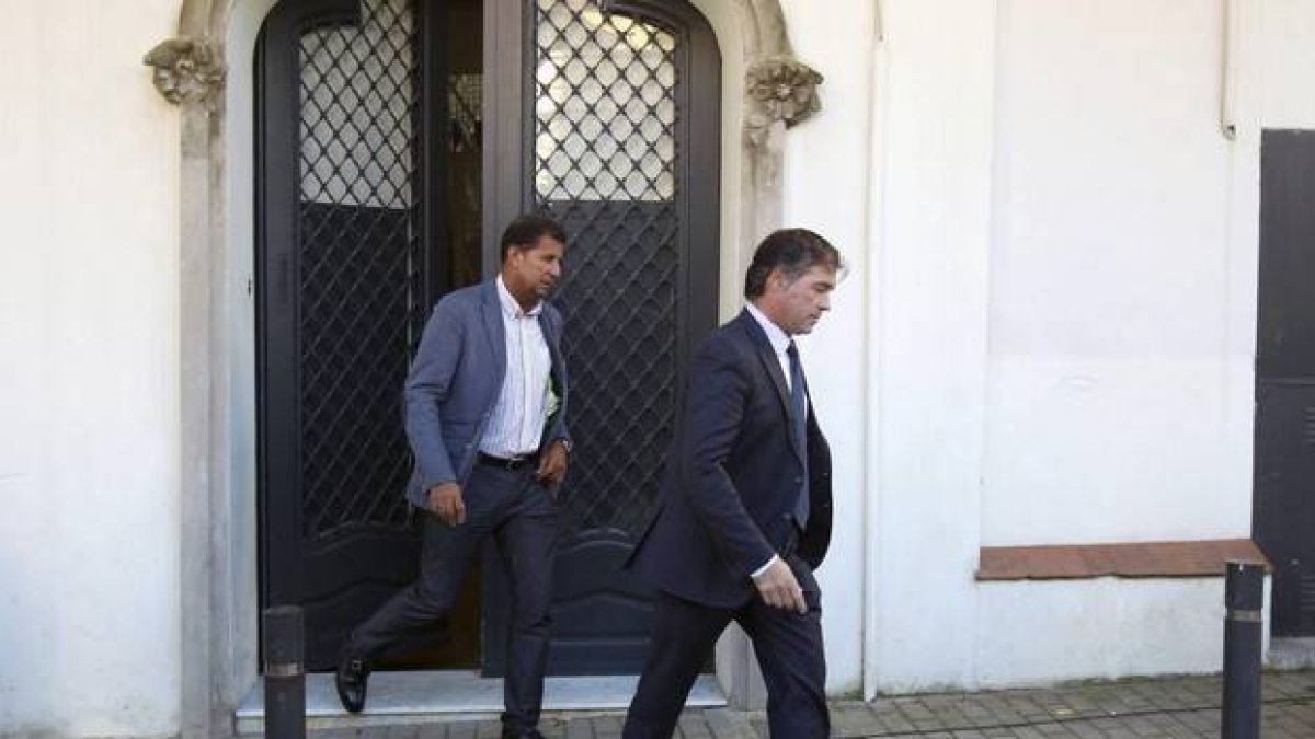 l fiscal anticorrupción Fernando Bermejo (derecha), a la salida de un registro en la casa de Oleguer Pujol, el pasado octubre.-Foto:   TONI GARRIGA / EFE