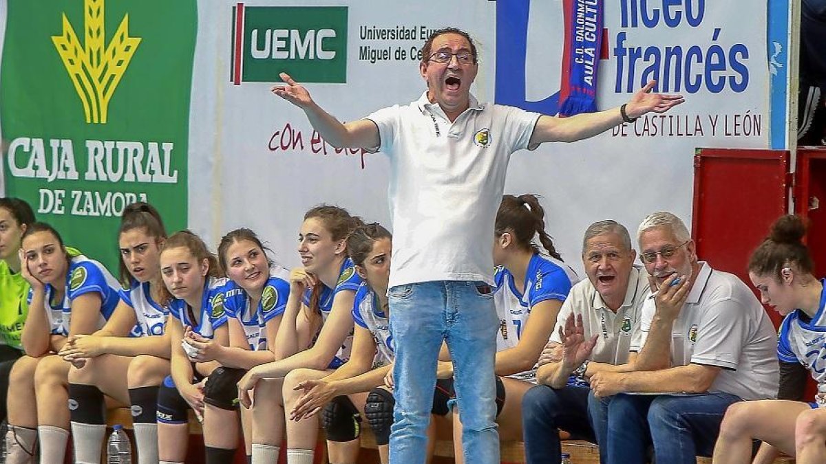 Miguel Ángel Peñas da instrucciones desde su banquillo.-J. M. LOSTAU