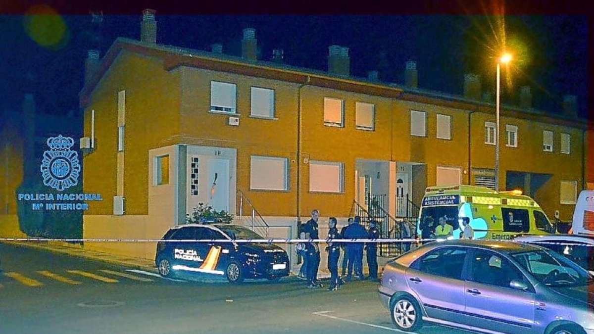 La Policía y los Servicios de Emergencias se personaron en el lugar de los hechos.-E.M.