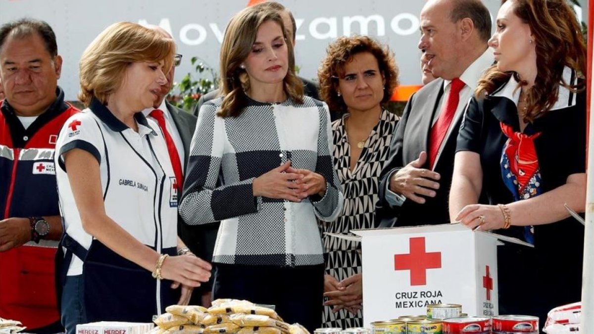 La reina Letizia y la ministra de Sanidad Dolors Montserrat, en la sede de la Cruz Roja mexicana-EFE / FRANCISCO GÓMEZ