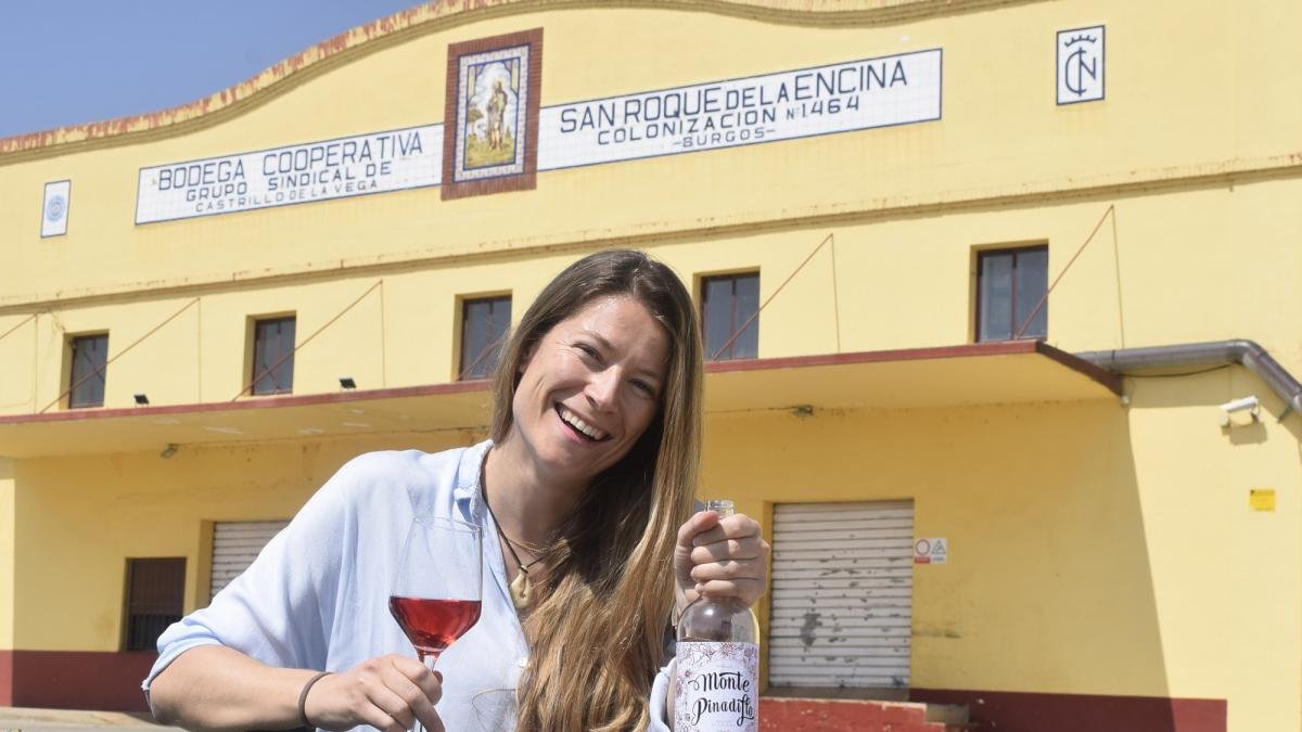 Luciana Calvo, con su Monte Pinadillo rosado de lágrima, ante la fachada de la bodega cooperativa ribereña.-ARGICOMUNICACIÓN