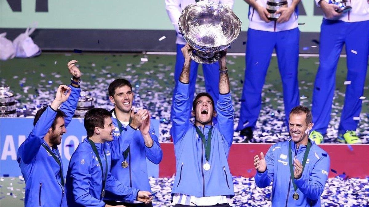 Del Potro levanta el trofeo de la Copa Davis que ganó Argentina a Croacia en el 2016.-
