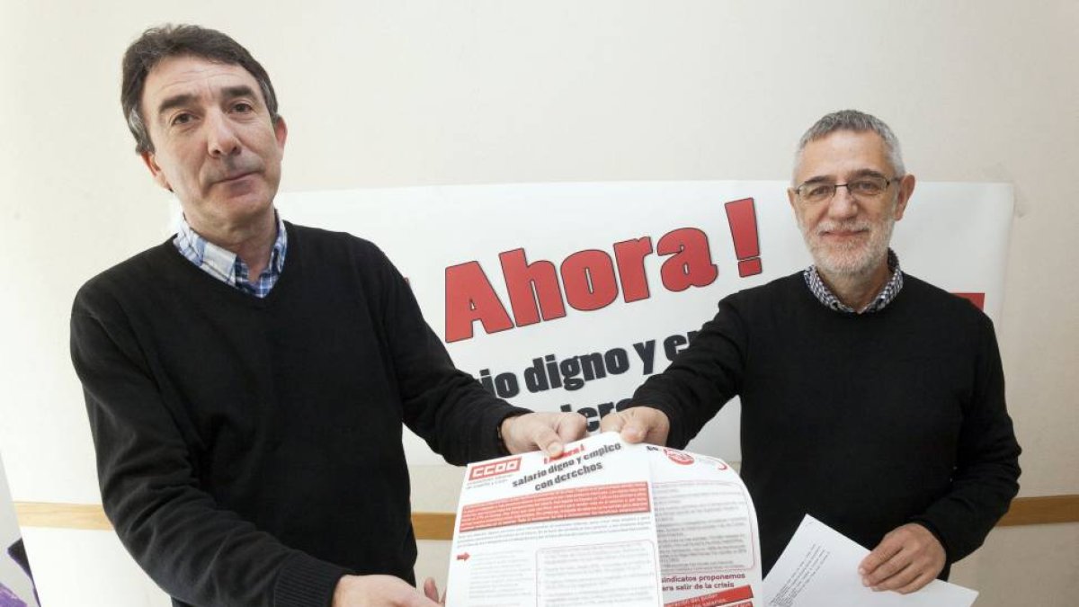 Los secretarios generales de CCOO y UGT en Castilla y León, Ángel Hernández (I) y Agustín Prieto, respectivamente, presentan el Manifiesto en defensa de la dignidad de los salarios y por el empleo con derechos-Ical