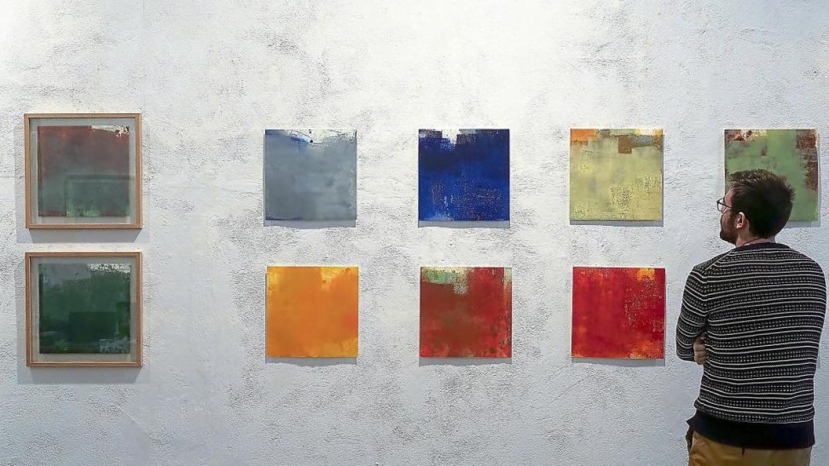 Un hombre contempla las obras más coloristas de la exposición de Saskia Moro.-MIGUEL ÁNGEL SANTOS