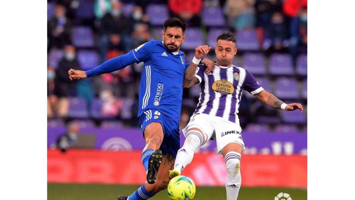Sergio León pugna por el balón en el Real Valladolid-Oviedo de la ida. / LA LIGA