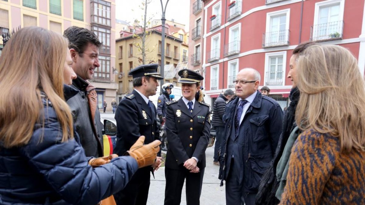 El subdelegado del Gobierno en Valladolid, Luis Antonio Gómez, junto con miembros de la policía y los comercios.-ICAL