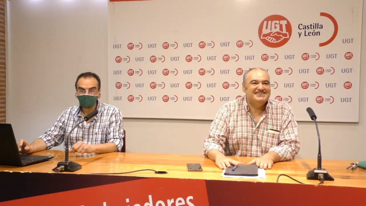 El secretario de la FeSP-UGT en Castilla y León, Tomás Pérez Urueña, (d) y el secretario de Administración Autonómica de la Federación, Julio César Martín Nevado. - EUROPA PRESS