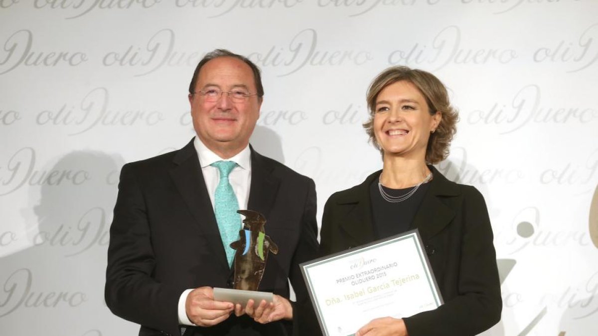 El presidente de Oliduero Carlos Moro, entrega el premio a la ministra de Agricultura, Isabel García Tejerina.-Ical