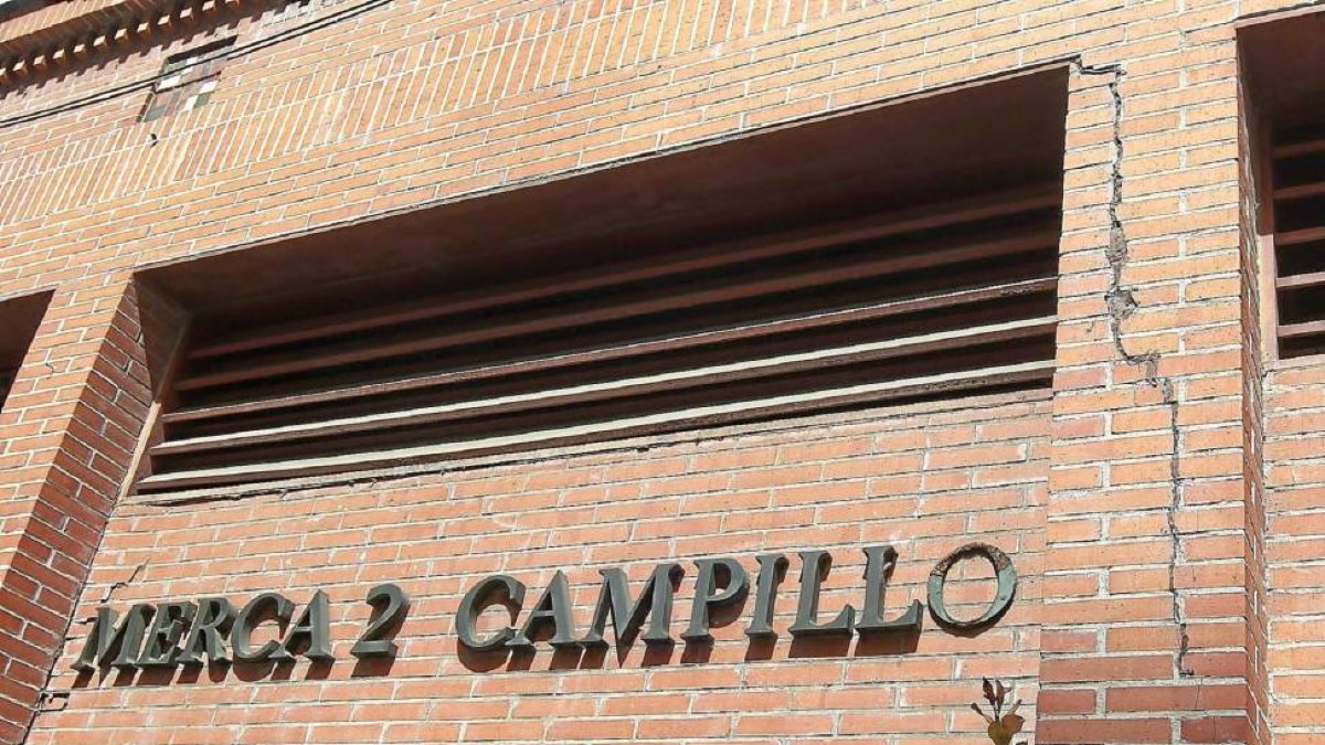 Fachada del Mercado de El Campillo, donde se evidencian algunas de las grietas de la edificación.-J. M. Lostau