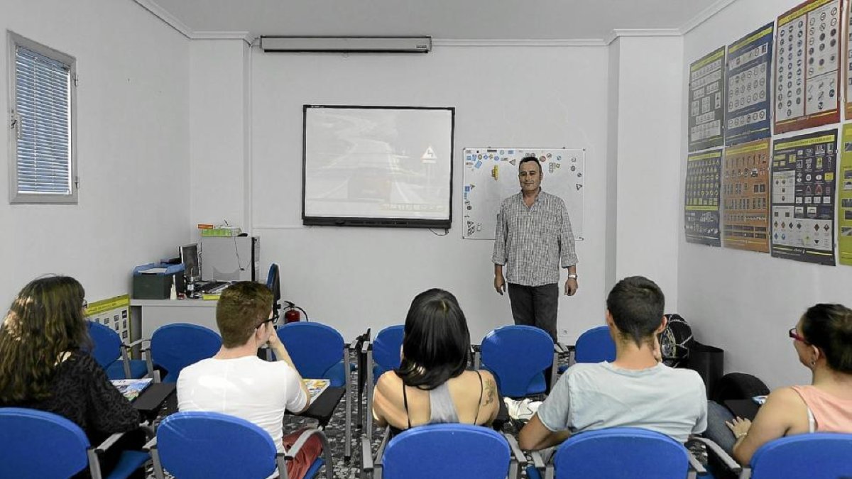 Un profesor impartiendo las clases teóricas del carné de conducir-EL MUNDO
