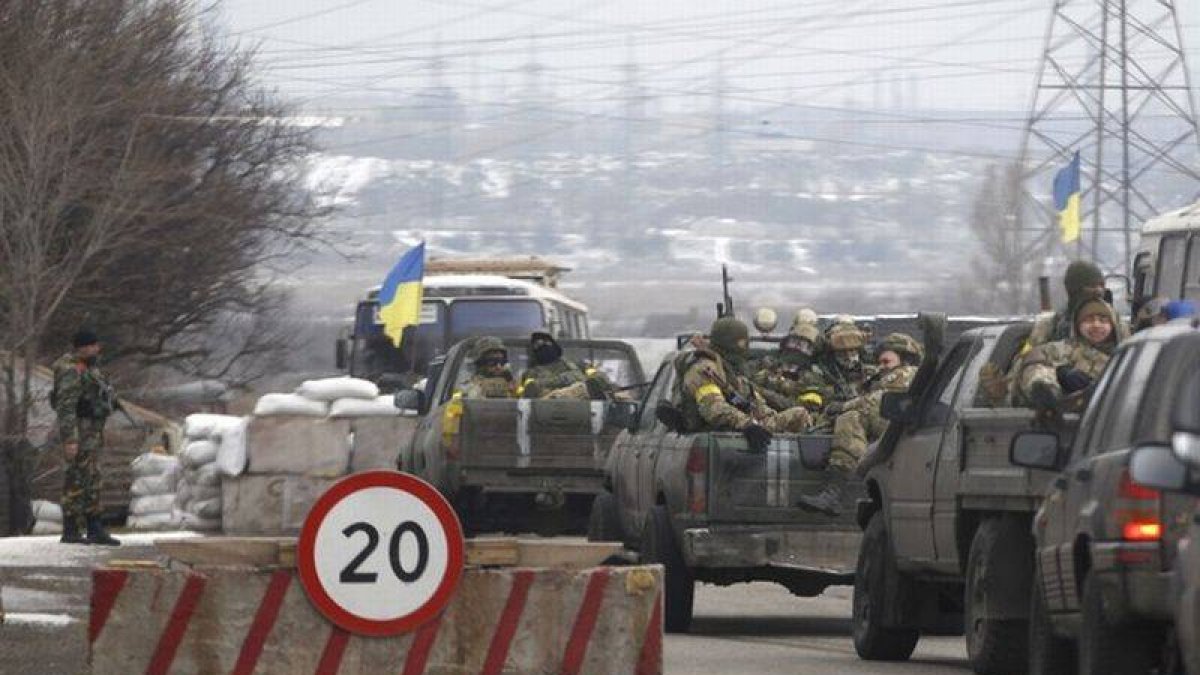 Blindados del Ejército ucraniano en los alrededores de Mariupol, este martes.-Foto: AP / PETR DAVID JOSEK
