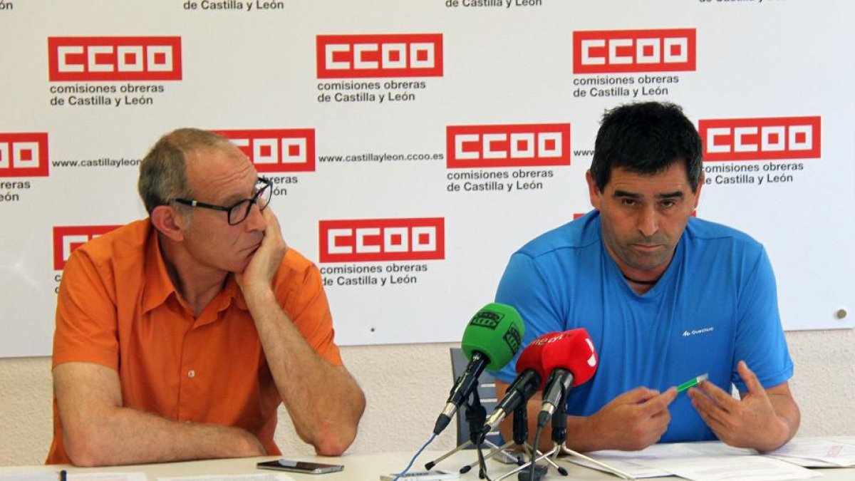 Carlos Julio López Inclán(I) (secretario general de FSC-CCOO CyL) y Ricardo Fernández (D) (responsable de Medio Ambiente de la Sección Sindical de CCOO en la Junta) presentan el informe sobre el operativo de incendios elaborado por CCOO.-ICAL