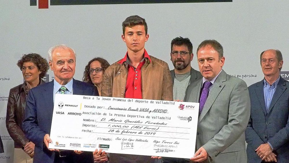 Mario González muestra el cheque junto a José Luis López Valdivielso e Íñigo Torres.-PABLO REQUEJO