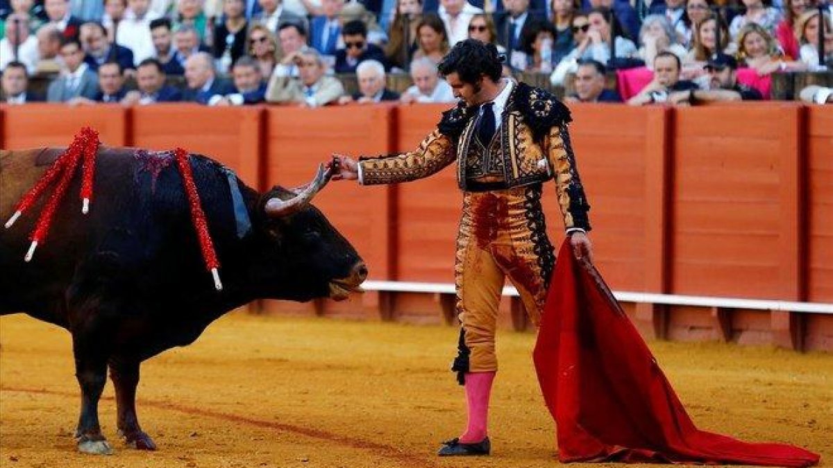 Morante de la Puebla, en la faena del pasado viernes en la Maestranza de Sevilla.-REUTERS