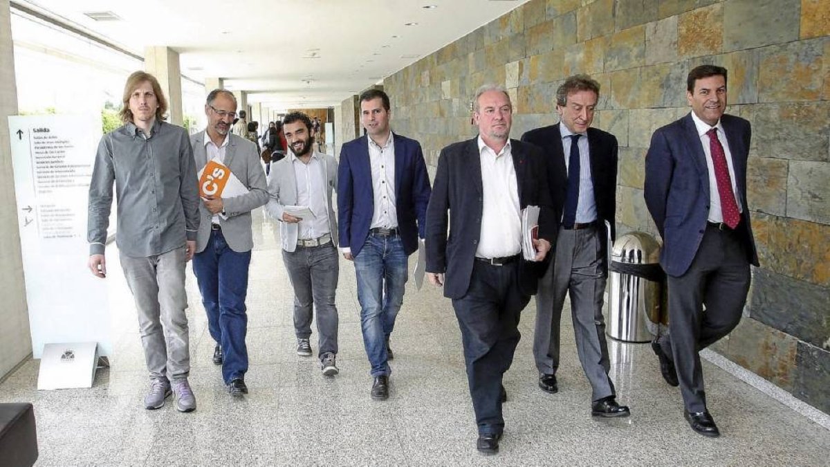 En la rocambolesca negociación que al final acabó rota por lo que la Mesa de las Cortes quedó en el 3+2 actual, con el compromiso de hacer una reforma exprés en septiembre, que en ningún caso el PP acepta que sea de más de seis miembros, el líder de Ciuda-ICAL