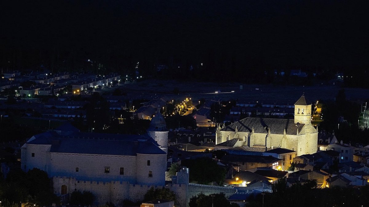 Panorámica de Simancas donde se aprecia que la iglesia está iluminada, mientras el Archivo permanece a oscuras. PHOTOGENIC / PABLO REQUEJO