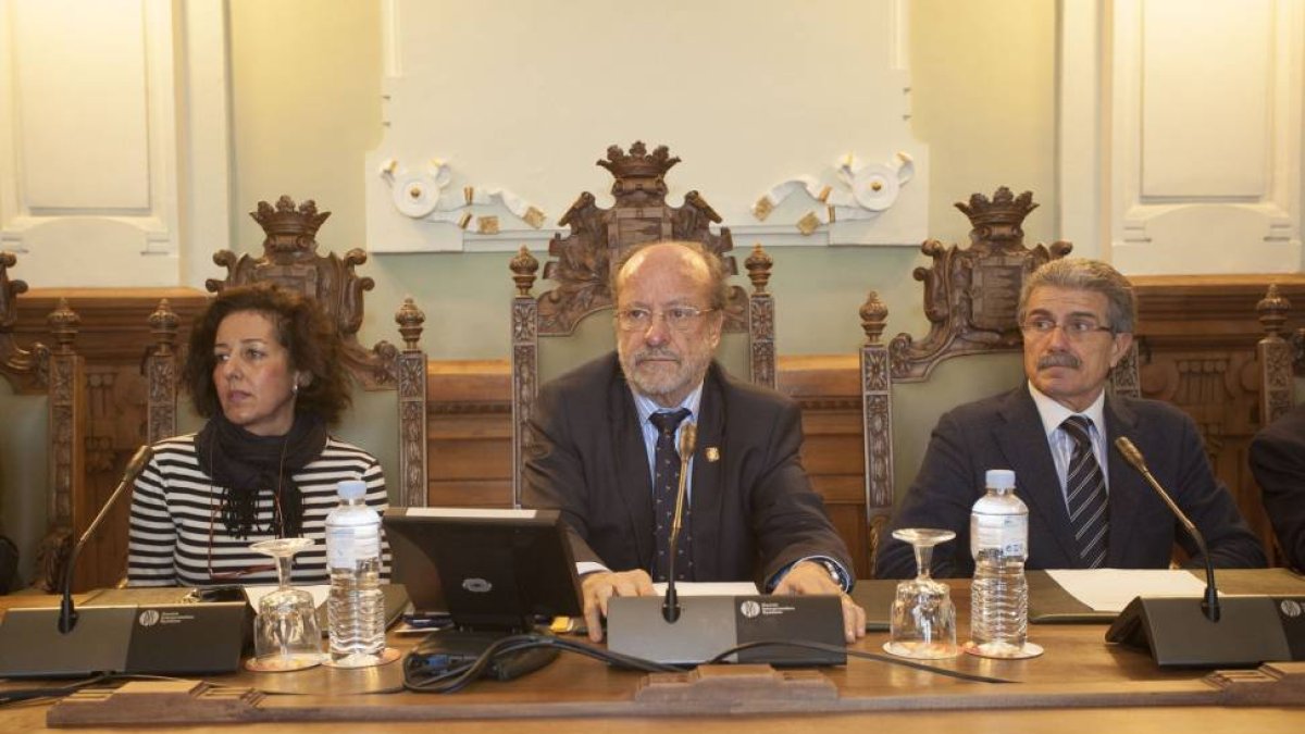 Francisco Javier León de la Riva (c) junto a Mercedes Cantalapiedra y Miguel Sánchez-Pablo Requejo