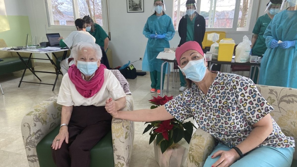 Amelia Bahíllo, con 102 años, la vallisoletana más veterana que estrena la vacuna. Junto a ella la trabajadora Mariola Asenjo, de El Villar, tras vacunarse ayer.