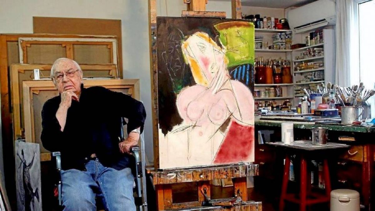 El pintor, Álavro Delgado junto a uno de sus cuadros, que expondrá 46 obras en el Palacio Pimentel de Valladolid a partir del 1 de septiembre.-El Mundo
