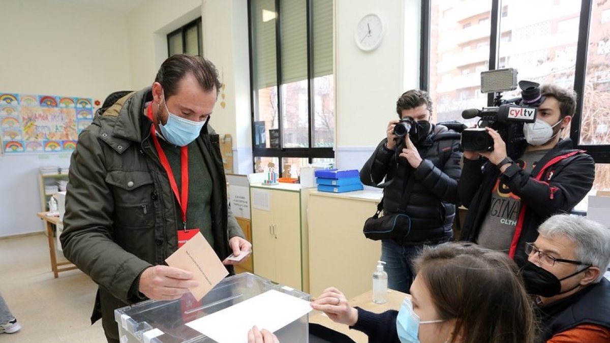 Óscar Puente votando en las úlitmas elecciones autonómicas de febrero de 2022.-ICAL